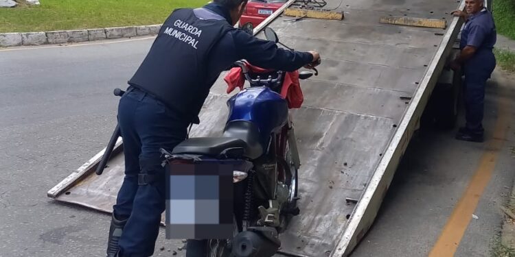 Homem alcoolizado e sem habilitação é detido conduzindo motocicleta em Volta Redonda