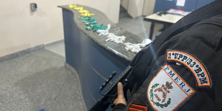 Polícia Militar apreende mais de 100 trouxinhas de cocaína no Parque Belém, em Angra dos Reis
