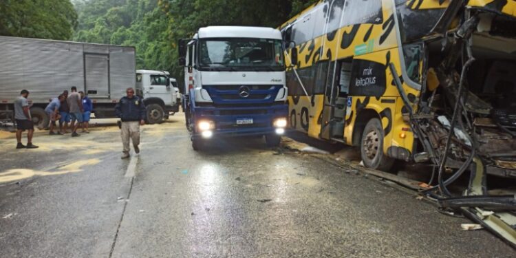 Acidente entre ônibus e caminhão deixa feridos na BR-40