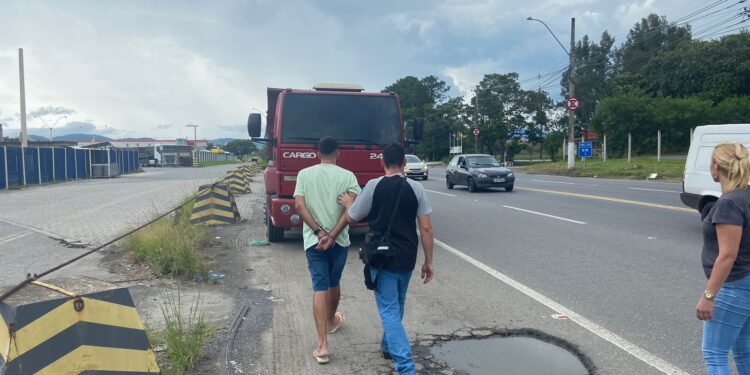 Dois caminhoneiros suspeitos de homicídio qualificado são presos em Barra do Piraí