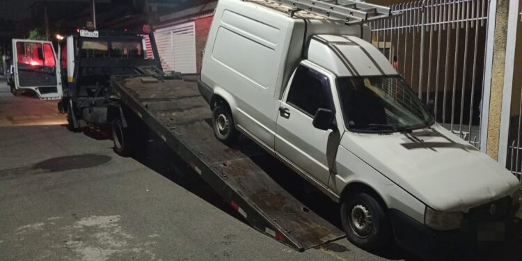 Carro que impedia cadeirante de entrar em casa é removido pela Guarda Municipal de Volta Redonda