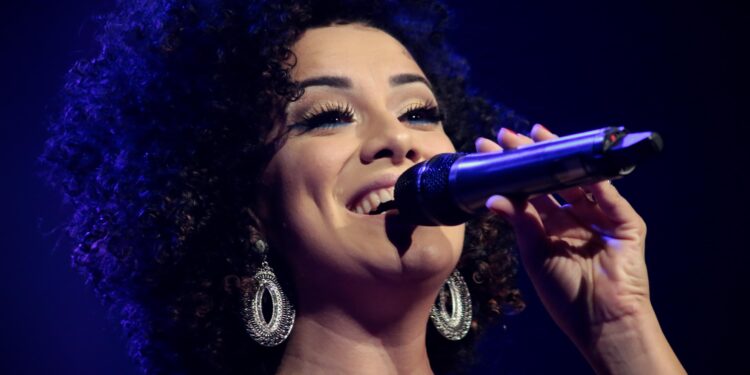 Teatro Sesc de Valença recebe show em homenagem a Gal Costa e espetáculo com palhaços