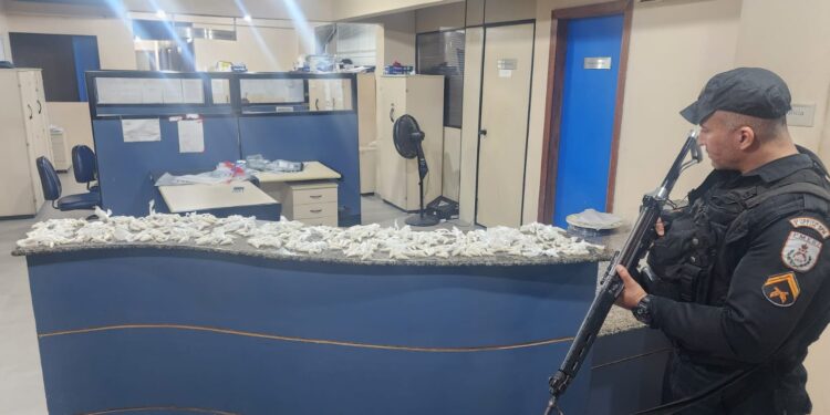 Polícia apreende 400 pinos de cocaína em Angra dos Reis