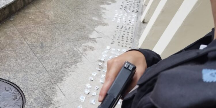 Homem é preso e menor apreendido por tráfico de drogas em Resende
