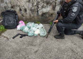 Dupla é presa com grande quantidade de drogas na Lambicada, em Angra dos Reis