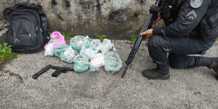 Dupla é presa com grande quantidade de drogas na Lambicada, em Angra dos Reis
