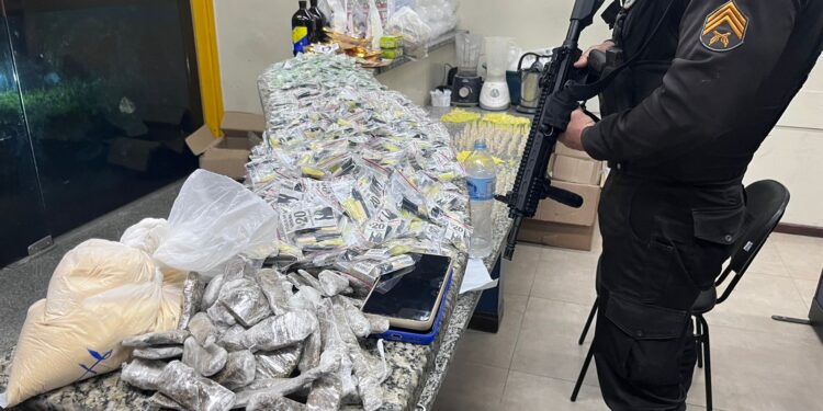 Polícia Militar encontra refinaria de drogas em Barra Mansa