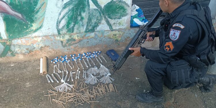 Homem é preso e drogas são apreendidas durante operação da PM em Barra Mansa