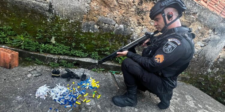 Polícia Militar detém dupla em posse de pistola e duas granadas em Angra dos Reis