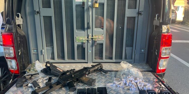 Homem é preso com metralhadora, pistola, revólver e entorpecentes em um ponto de drogas de Volta Redonda