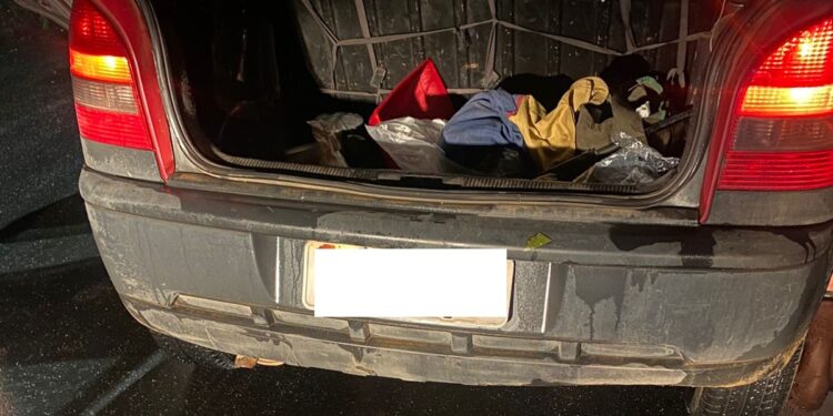 Homem que transportava drogas escondidas em estepe de carro é preso em Piraí