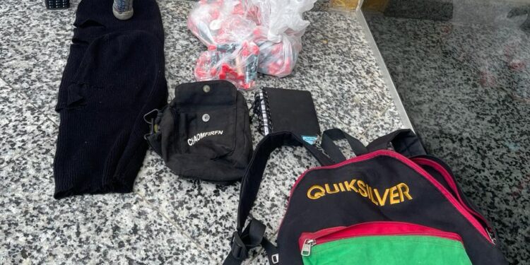 Homem é preso com drogas e uma granada durante operação policial conjunta em Paraty