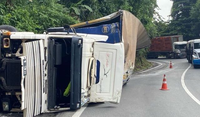 Carreta transportando ferro tomba na Dutra, em Piraí