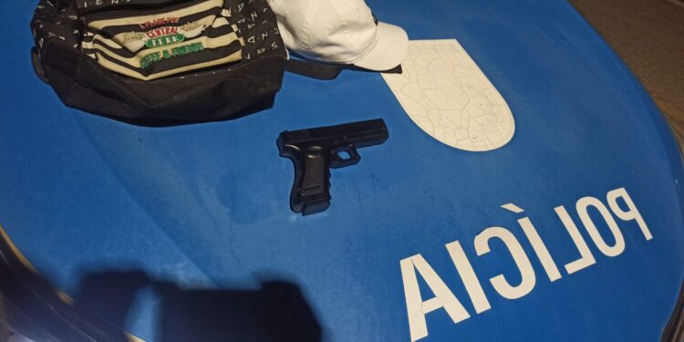 Dupla é detida com um simulacro de pistola em Paty do Alferes