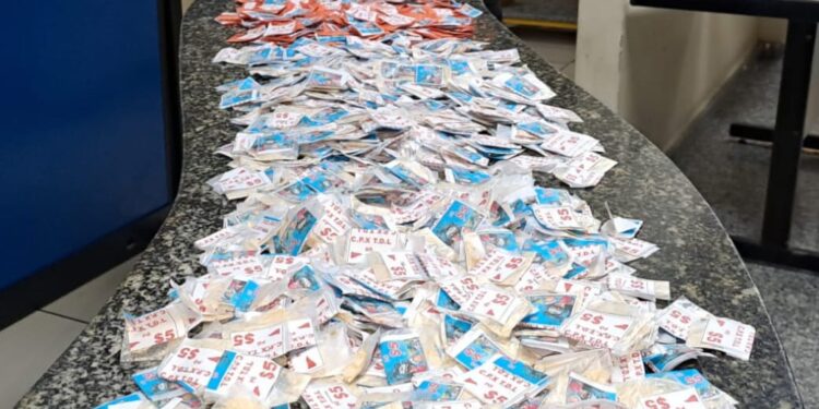 Homem é preso com mais de 1,2 mil sacolés de cocaína em Vassouras