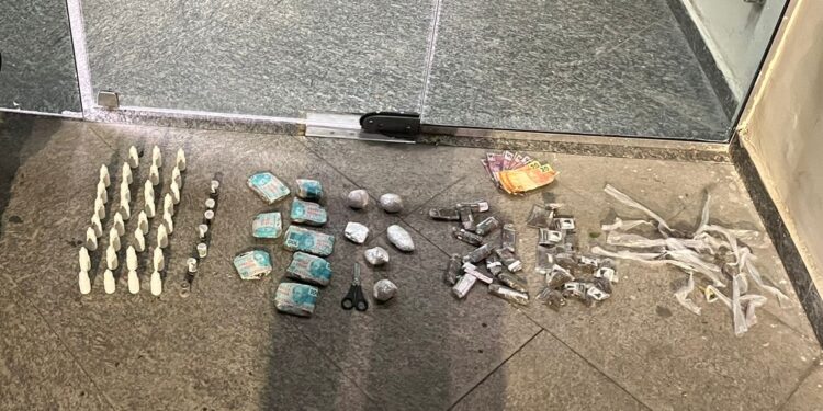 Adolescente é apreendido com drogas em Resende