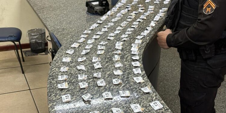 Polícia Militar apreende 187 pedras de crack em Barra do Piraí