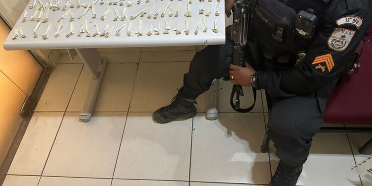 Polícia Militar apreende drogas no Vale Verde, em Volta Redonda