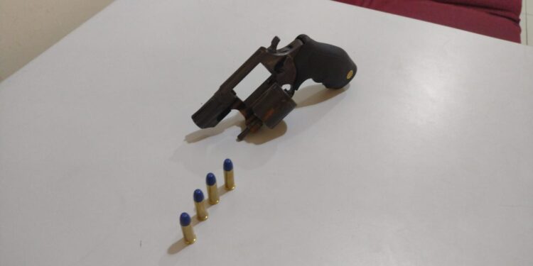 Menor é apreendido por porte ilegal de arma no Aterrado, em Volta Redonda