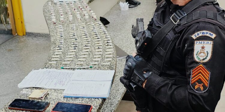 Casal é preso com drogas e material do tráfico no Vista Alegre, em Barra Mansa