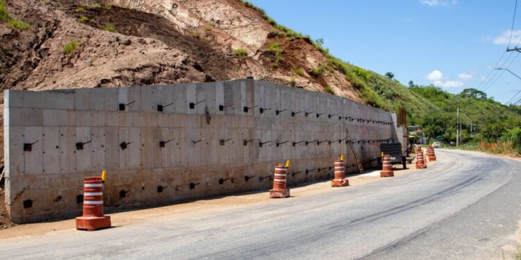 Barra do Piraí e Estado firmam parceria para construção de muro de contenção na RJ-145