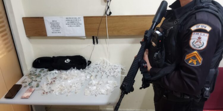 Homem é preso e menor apreendido por tráfico de drogas em Volta Redonda