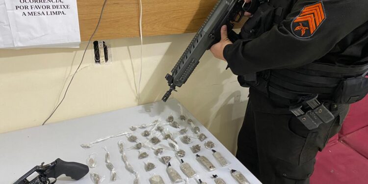 Polícia Militar encontra drogas e arma no Monte Castelo, em Volta Redonda