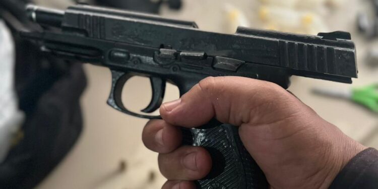 Suspeitos ligados ao tráfico são presos com arma e grande quantidade de drogas em VR
