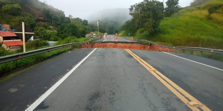 BR-393 tem tráfego interrompido em Barra do Piraí