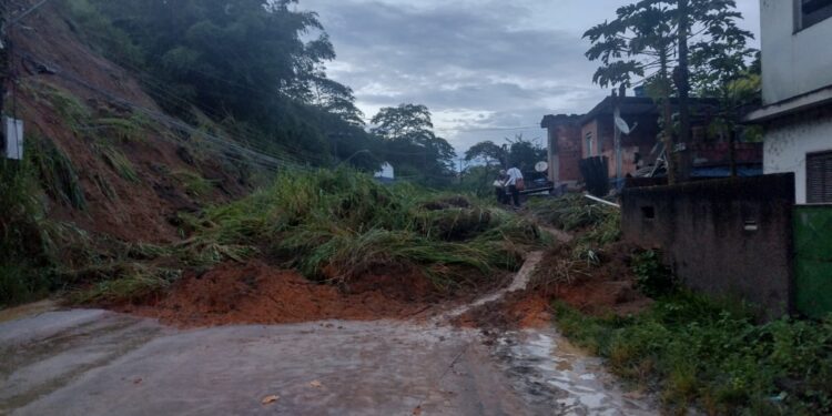 Duas pessoas morrem e três ficam soterradas durante fortes chuvas em Barra do Piraí
