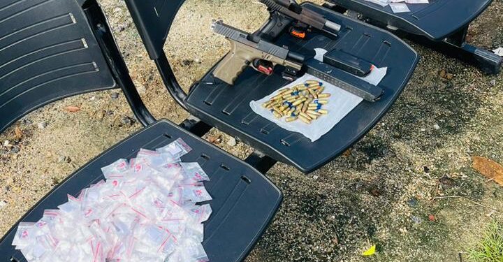 Veículo utilizado para guardar armas e drogas é apreendido na Ilha das Cobras, em Paraty