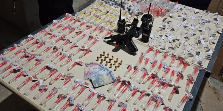 Trio é preso com arma e drogas em Volta Redonda