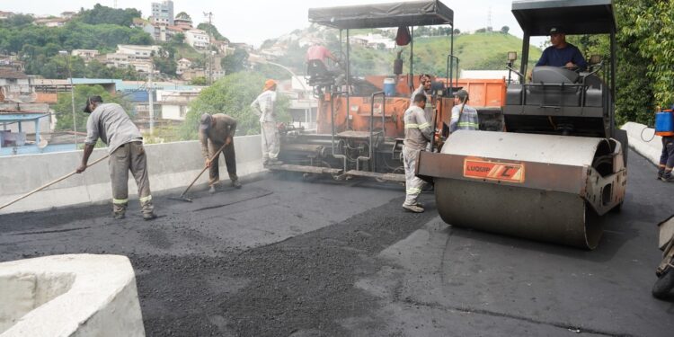 Prefeitura de Volta Redonda inicia asfaltamento da alça de acesso ao bairro Siderville
