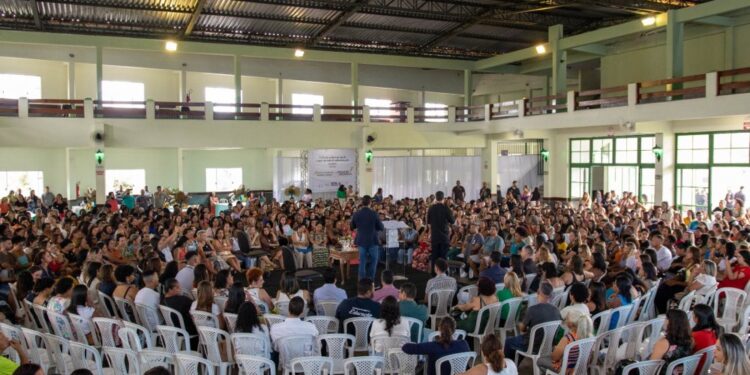 Barra do Piraí inicia ano letivo com entrega de uniformes e kits escolares para alunos