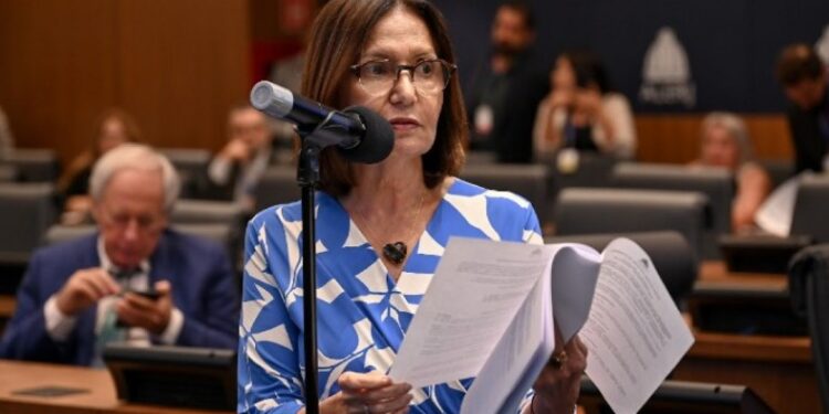 Projeto de Lei prevê contratos e documentos de serviços em braille para deficiente visual no RJ