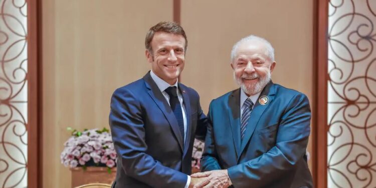 Lula e Macron conversam com indígenas durante visita a floresta em Belém