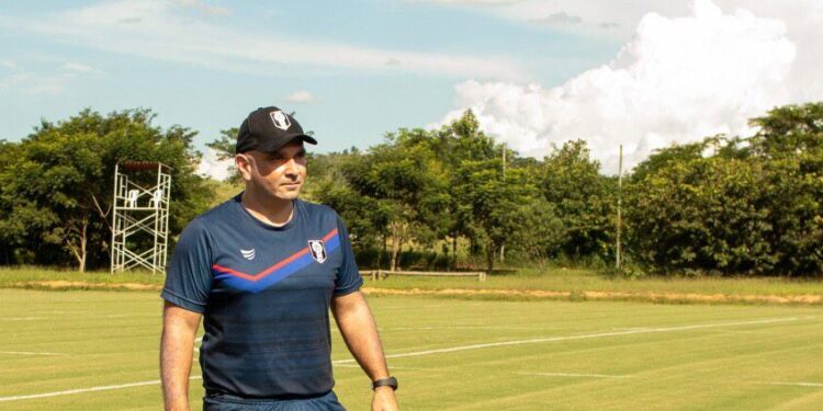 Técnico Carlos Leiria continuará à frente do Resende para a temporada 2024