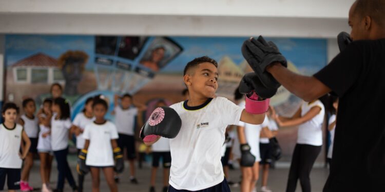 Educação de Volta Redonda oferece aulas de kickboxing a estudantes do fundamental