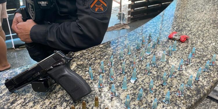 Mulher é presa com armas e drogas em Barra Mansa