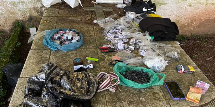 Dupla é presa com grande quantidade de drogas no cemitério de Resende