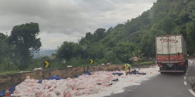 Carga de açúcar tomba na Serra das Araras, na Dutra