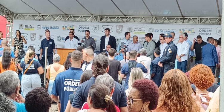 Claudio Castro entrega 15 novas viaturas para reforçar a segurança pública de VR