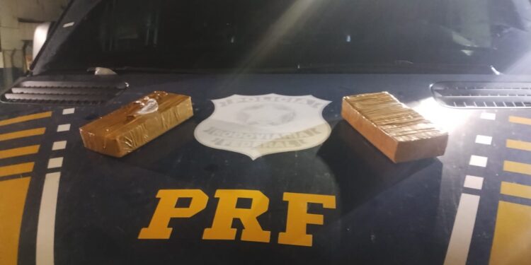 Jovem é flagrada transportando dois quilos de pasta base de cocaína na Serra das Araras
