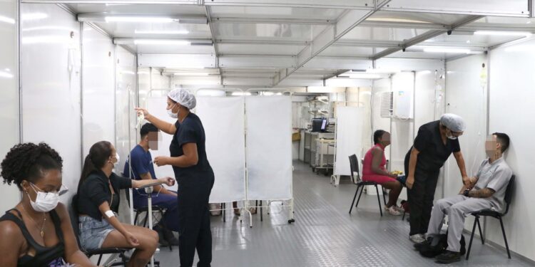 Prefeito vistoria tenda de atendimento exclusivo para dengue na 24h na Upa; assista o vídeo