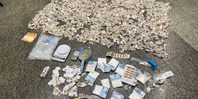 Polícia Militar apreende mais de mil pinos de cocaína e prende três suspeitos em Itatiaia