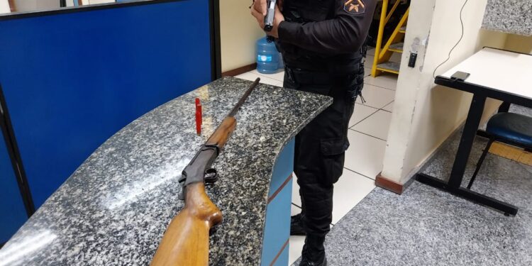 Dupla é detida em posse de uma espingarda em Vassouras