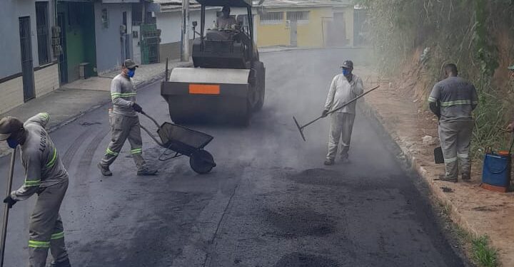Aplicação de novo asfalto avança no bairro Açude, em Volta Redonda