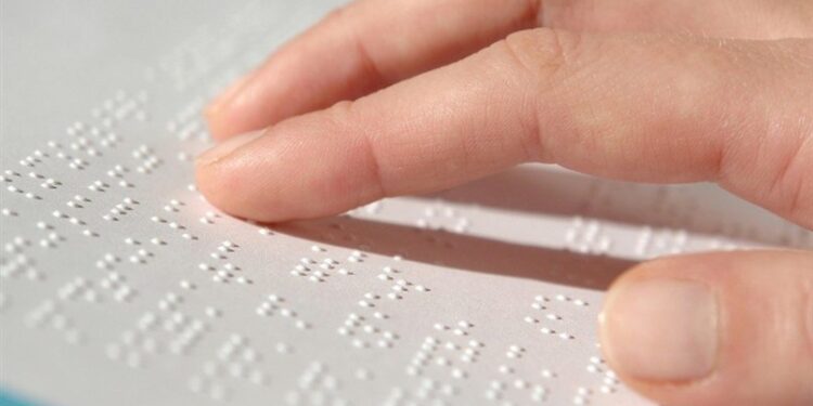 Lei define a oferta de contratos em Braille para consumidores com deficiência visual no RJ