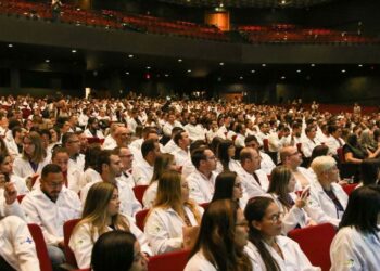 Brasil tem 575.930 médicos ativos e chega a maior número de profissionais por habitante já registrada no país