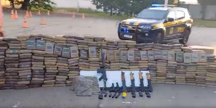 PRF apreende mais de meia tonelada de maconha, cinco fuzis, drogas e armas
